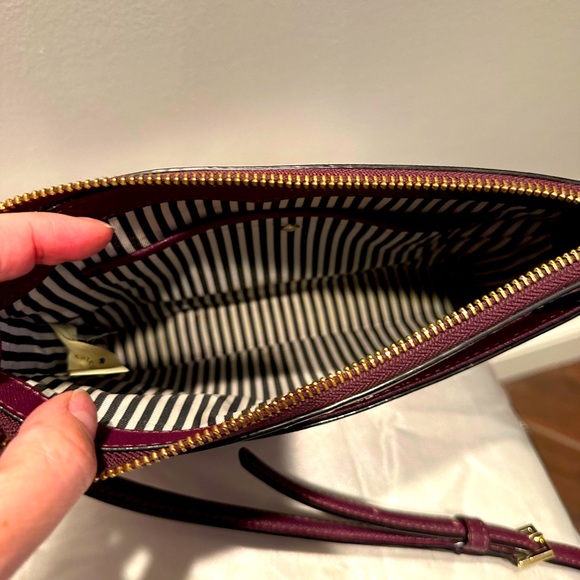 Kate Spade crossbody small purse with strap. Lightly used great condition - Picture 4 of 4